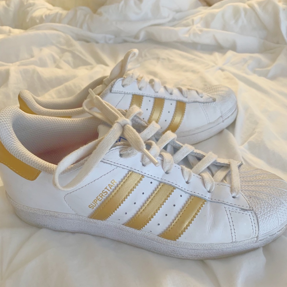 Women’s ADIDAS SUPERSTARS ⚡️